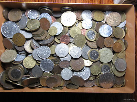Больше 2,6 кг монет мира. С рубля.