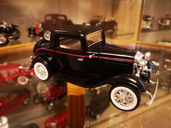 Модель 1:24 Ford V8 Deluxe window coupe 1932