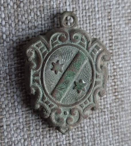 Медальон с гербовой композицией.