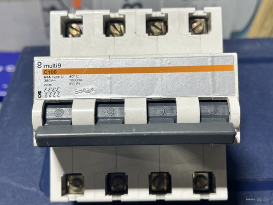 4-полюсный 63A автомат Multi 9 марки Merlin Gerin (Франция)