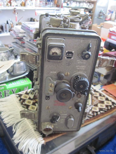 Радиостанция Р-105М с гарнитурой.