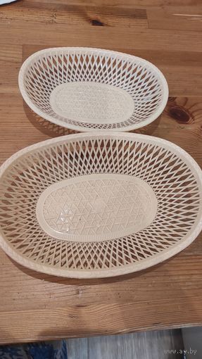 Две корзинки овал, цвет бежевый, пластик.  Размеры: 1 (24,5 на 17 см), 2 (20 на 14 см). Продаю парой. Хорошее состояние.