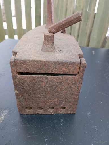 Старинный угольный утюг , с клеймом внутри .