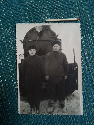 Фотография. Ретро СССР. Два приятеля и паровоз.