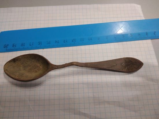 Ложка старая с рисунками. Находка
