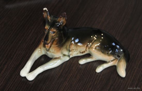 Фарфоровая статуэтка "Собачка" (немецкая овчарка), по всей поверхности кракелюр, клеймо, Германия.