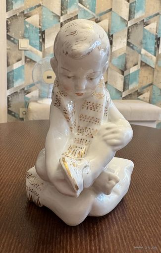 Статуэтка Мальчик одевает сандали . Песочное