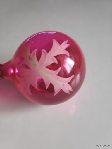 Ёлочная игрушка Розовый шар со снежинкой.
