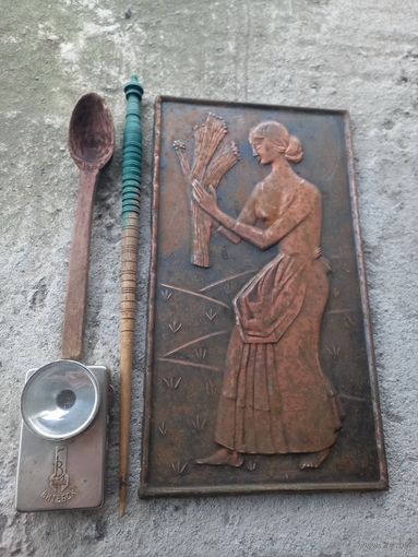 Чеканка, фонарик, веретено,  ложка деревянная одним лотом