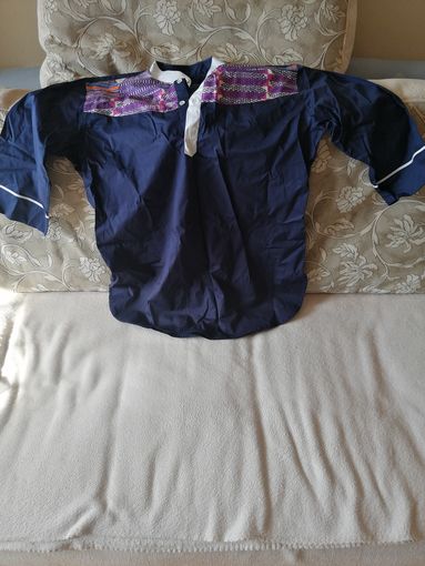 Африка, экзотика, национальная рубашка выходного дня африканского мужчины. N 1