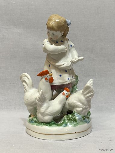Девочка кормит кур. ДУЛЕВО, 1956 г. С рубля