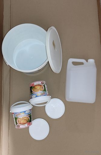 Канистры, ведро, банки.