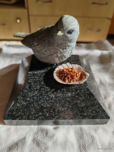 Статуэтка птица с зерном. На подставке натуральный камень.
