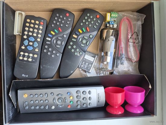 Пульты, АКБ, лампа электронная, кабель SATA и другое