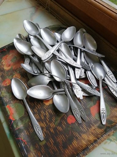 Ложки алюминий СССР 65 штук с одинаковым рисунком лотом