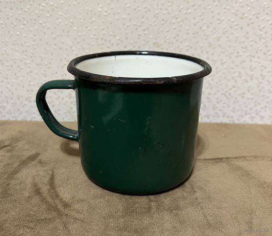 Солдатская кружка. Есть повреждение белой эмали.