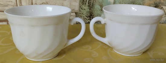 Две винтажные кофейные чашки Arcopal France с узором в виде завитков