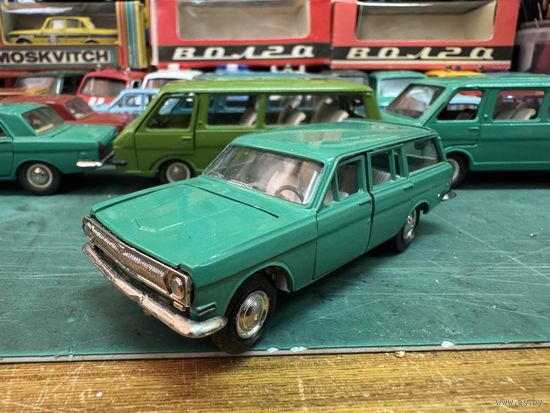 ГАЗ-2402 цвет кипарис. Вечер четверга в зеленых, и не только, тонах. Ставим будильник на 22-00 и пополняем свои саратовские собрания!