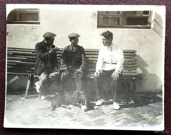 Фото трех мужчин на лавочке. 1930-е. 9х11 см