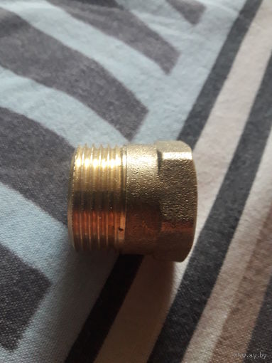 Футорка латунная 3/4"х1/2" шестиугольная с наружной-внутренней резьбой