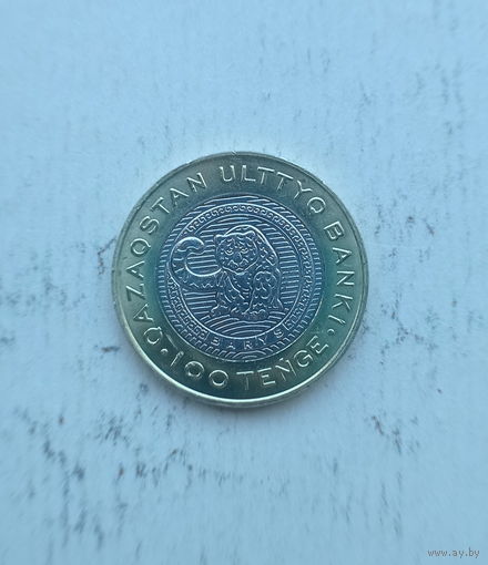 Казахстан 100 тенге 2025 год серия животный мир Казахстана снежный барс биметалл