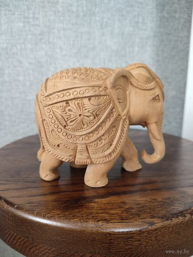Фигурка из дерева слон
