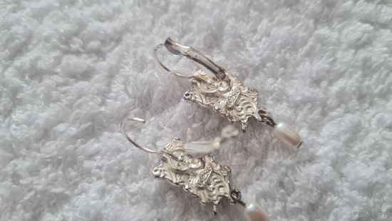 Винтажные серьги-подвески из серебристого металла с жемчужными каплями