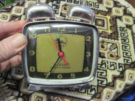 Часы-будильник Queen.