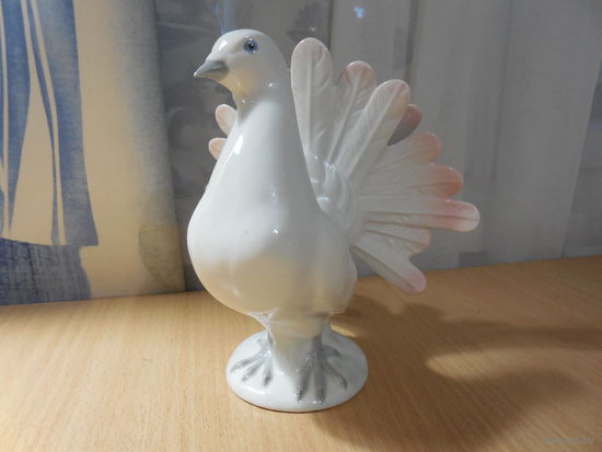 Фарфоровая статуэтка . Голубь. Германия.