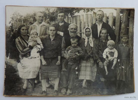 Фото семейное 1935 г. Размер 11.5-17 см.