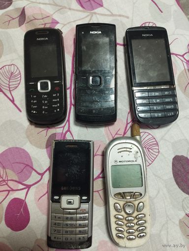 Мобильные телефоны кнопочные.