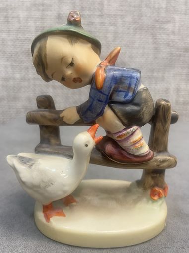 Фарфоровая статуэтка Goebel Германия Герой скотного двора. 1948 год. 9 х 10 см