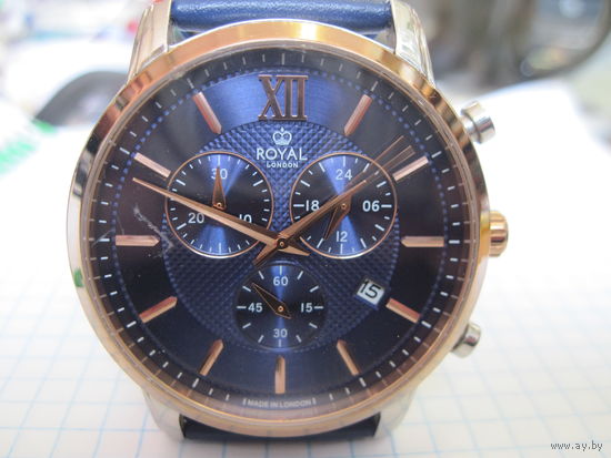 Часы Royal на ремешке в рабочем состоянии.