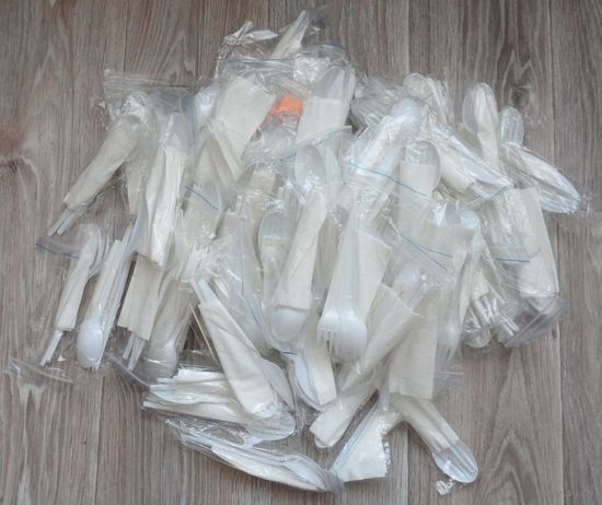 Одноразовые столовые приборы в индивидуальной упаковке