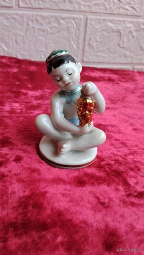 КОЛЛЕКЦИОННАЯ ФАРФОРОВАЯ СТАТУЭТКА МАЛЬЧИК С ВИНОГРАДОМ ЛФЗ СССР РАННЯЯ ОРИГИНАЛ . Распродажа Коллекции ! Экспресс  Аукцион  с рубля без МПЦ и прочего .Много лотов в продаже .