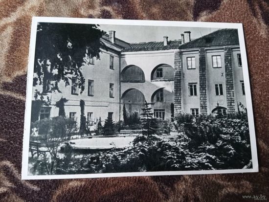 ОТКРЫТКА.ЛИТВА.ДВОР СТУОКИ-ГУЦЯВИЧЮСА В УНИВЕРСИТЕТЕ.