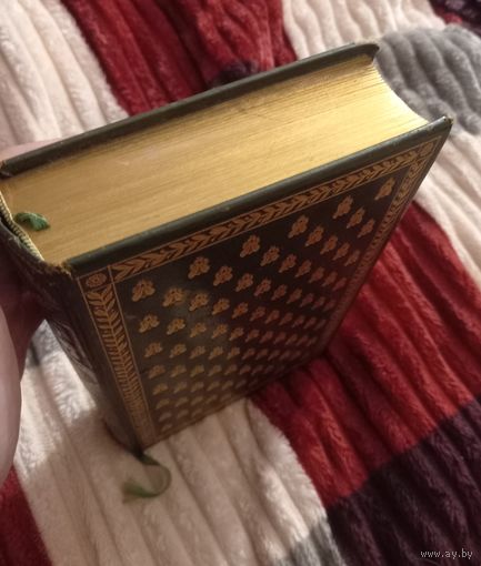 Старинная книга на французском языке с позолоченными страницами