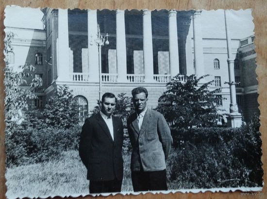 Фото двух мужчин перед главным корпусом БПИ. Минск. 1960-е.  8.5х11.5 см.