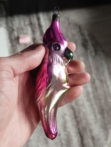 Большой попугай,целый,с рубля