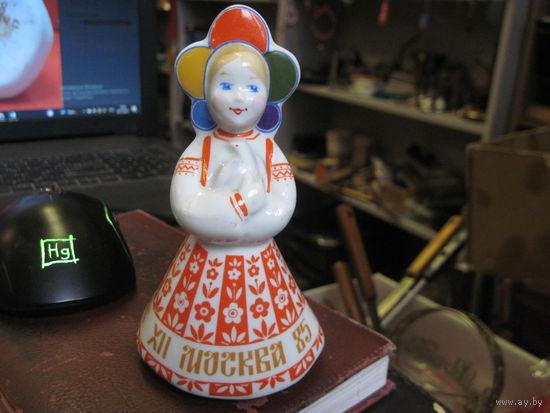 Девушка в кокошнике с голубем Москва 85, Дулево, 13 см.