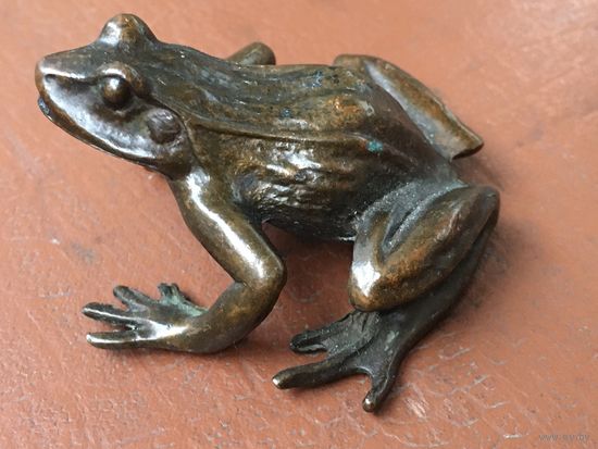 Бронзовая лягушка, детализация, патина