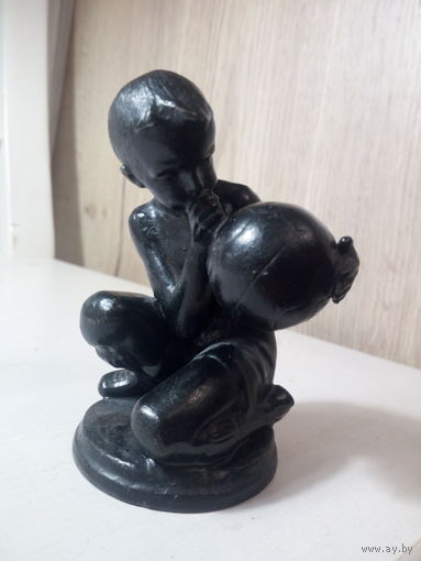 Коллекция Касли-Куса. Мальчик надувающий мяч. Касли 1963.