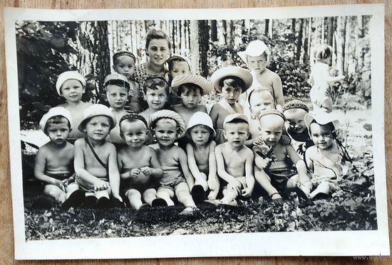 Фото группы детей с воспитательницей. 13х18 см