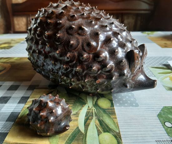 Фигурка, статуэтка ежики керамика,  глазурь,  винтаж, СССР.