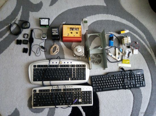 Сборный лот (смарт-часы, велокомпьютер, проигрыватель, клавиатуры, блок питания, электродвигатель и др) с 1 рубля