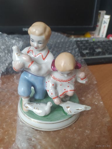 Статуэтка " дети кормят голубей".