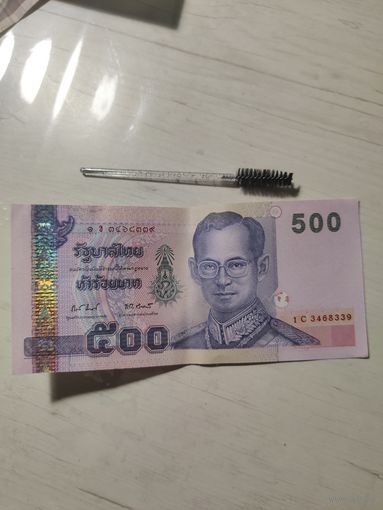 Банкнота Таиланд 500 бат 2001  Король Рама ІХ в маршальском мундире
