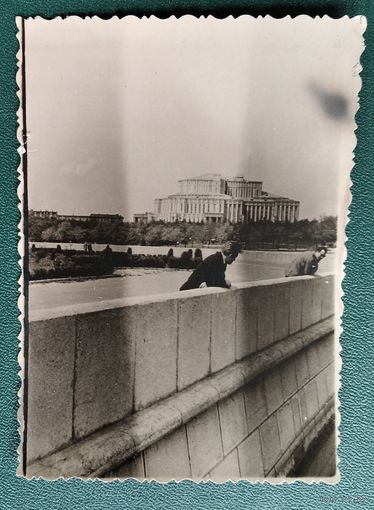 Фото на набережной Свислочи. Минск 1950-е. 8х11 см.