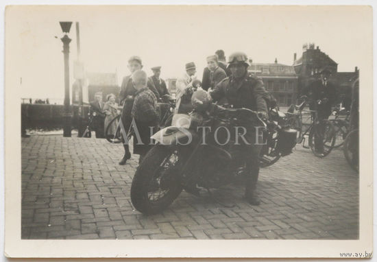 Военнослужащий Люфтваффе на американском мотоцикле Harley Davidson 1943 WLC