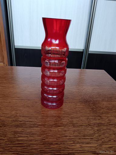 Ваза. Красное стекло.